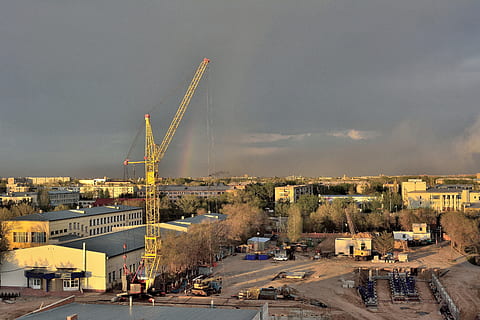 bouw, onweersbui, bouwkraan, regenboog, landschap, zomer, het stedelijke landschap, architectuur, hemel, stad, kraan - bouwmachines, buitenkant van het gebouw, machinerie, ingebouwde structuur, vervoer, industrie, natuur, bouwindustrie, wolk - lucht, geen mensen, motorvoertuig, weg, bouwplaats, wijze van transport, gebouw, buitenshuis, ontwikkeling, stadsgezicht, 5K, CC0, publiek domein, royaltyvrij