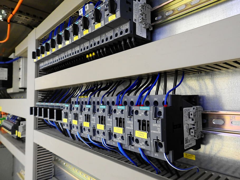 negre, línia de contactors, paret, gabinet de control, distribuïdor, verteilerscharnk, distribuïdor d’electro, control, protecció, pkz, interruptor de protecció del motor, disjuntors, còpia de seguretat, corrent, rendiment, voltatge, tecnologia, siemens, cable, comunicació, endoll de connexió de xarxa, xarxa d’ordinadors, servidor de xarxa, cable d’ordinador, connexió, dades, a l'interior, Internet, cap gent, electricitat, indústria, encaminador, gran grup d'objectes, indústria electrònica, equipament, tecnologia sense fils, equips de telecomunicacions, equipament elèctric, Font d'alimentació, 4K