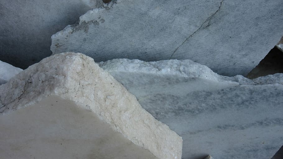 marmo, lastre, pietra, rotto, superficie di frattura, rauh, bordi, sfondo, inverno, la neve, natura, giorno, nessuno, all'aperto, temperatura fredda, Colore bianco, roccia, bellezza nella natura, ghiaccio, congelato, acqua, solido, paesaggio, ambiente, sfondi, roccia - oggetto, avvicinamento, 4K