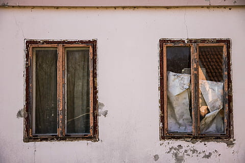 hvid, hus, to, vinduer, Brun, vinduespaneler, vindue, ramme, vrøvl, affald, afspejling, glas, væg, beton, detalje, ruin, gammel, bygning, udendørs, uden for, hjem, arkitektur, bygget struktur, ingen mennesker, dag, bygning udvendig, forladt, glas - materiale, murbygningsfunktion, natur, forvitret, beskadiget, rektangel, træ - materiale, forældet, vinduesramme, 4K, CC0, offentligt domæne, royaltyfrie
