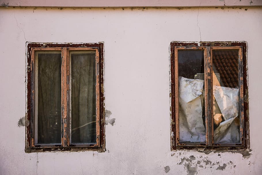 hvid, hus, to, vinduer, Brun, vinduespaneler, vindue, ramme, vrøvl, affald, afspejling, glas, væg, beton, detalje, ruin, gammel, bygning, udendørs, uden for, hjem, arkitektur, bygget struktur, ingen mennesker, dag, bygning udvendig, forladt, glas - materiale, murbygningsfunktion, natur, forvitret, beskadiget, rektangel, træ - materiale, forældet, vinduesramme, 4K