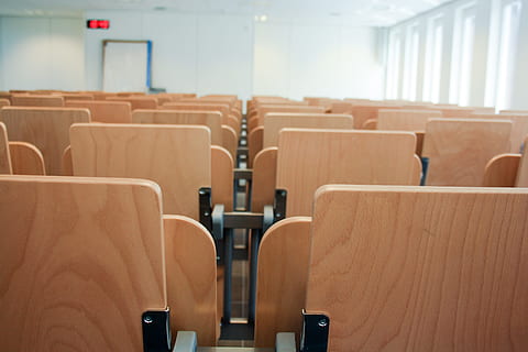 salón de clases, sofás, sillas, clase, asiento, vacío, silla, ausencia, adentro, en una fila, nadie, centrarse en primer plano, día, sala, mesa, mueble, arreglo, transporte, orden, colegio, educación, aeropuerto, 4K, CC0, dominio público, libre de derechos