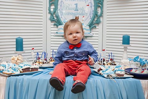 Kind, Blau, Smokinghemd, rot, Hose, Tabelle, Urlaub, Sohn, Baby, Junge, Geburtstagsparty, Kindheit, Lächeln, kleines Kind, Foto, wunderschönen, schön, Ansichten, süß, klein, Jungs, Feier, kaukasischer Abstammung, Männer, eine Person, echte Menschen, Vorderansicht, Sitzung, in voller Länge, Legere Kleidung, Lebensstile, Emotion, Porträt, Unschuld, Dreiviertel Länge, Freizeitbeschäftigung, drinnen, 5K, CC0, gemeinfrei, lizenzfrei