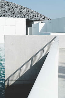 concret, paviment, cos, aigua, paret de formigó blanc, edifici, ombra, paret, cúpula, barana, arquitectura, maó, terrat, disseny modern, estructura de la cúpula, illa de saadiyat, saadiyat districte cultural, arquitecte, jean nouvel, blau, blanc, gris, disseny, estructura construïda, llum solar, exterior de l'edifici, naturalesa, dia, cap gent, escala, assolellat, passos i escales, a l'aire lliure, absència, cel, buit, cel clar, centrar-se en l'ombra, 5K, CC0, domini públic, lliure de regalies