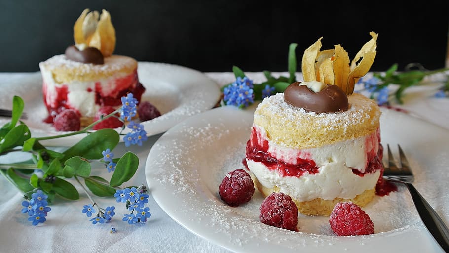 menjar, vermell, flors, enfornar, al forn, cocció, baia, pastís, caramels, xocolata, pausa per prendre un cafè, crema, cremós, deliciós, postres, ou, farina, forquilla, fruita, casolà, gelat, indulgència, nutritiu, pastisseria, plaques, gerds, primavera, natura morta, maduixa, sucre, dolç, saborós, dos, vainilla, blanc, menjar i beguda, menjar dolç, frescor, placa, temptació, llest per menjar, alimentació saludable, cap gent, fruites de baies, centrar-se en primer pla, primer pla, a l'interior, herba, estil de menjar, decorar, vaixella, fulla de menta - culinària, gelat de vainilla, berenar, 5K