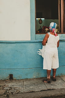 mujer, vistiendo, blanco, camisola, acecho, dentro, ventana, en pie, frente, flores pétalos, gente, una persona, al aire libre, hombres, vista trasera, espejo, reflexión, cuidado del cuerpo, bata de baño, gente real, longitud total, estructura construida, arquitectura, exterior del edificio, estilos de vida, pared - característica de la construcción, actividad de ocio, hembras, día, ropa, adulto, ropa casual, el color blanco, niño, 4K, CC0, dominio público, libre de derechos