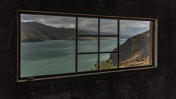 landskabsfoto, legeme, vand, bjerge, sort, ramme, vinduesglas, vindue, landskab, lyttleton havn, glas - materiale, himmel, bjerg, sky - himmel, indendørs, hav, natur, scenics - natur, ingen mennesker, arkitektur, skønhed i naturen, bjergkæde, dag, gennemsigtig, bygning, rejse, kigger på visning, vinduesramme, 1080P, CC0, offentligt domæne, royaltyfrie