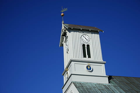 Torre, orologio, costruzione, cielo, Torre dell'orologio, tempo, architettura, cielo sereno, blu, struttura costruita, esterno dell'edificio, Inquadratura dal basso, religione, natura, credenza, spiritualità, giorno, luogo di culto, nessuno, luce del sole, quadrante, 5K, CC0, dominio pubblico, privo di copyright