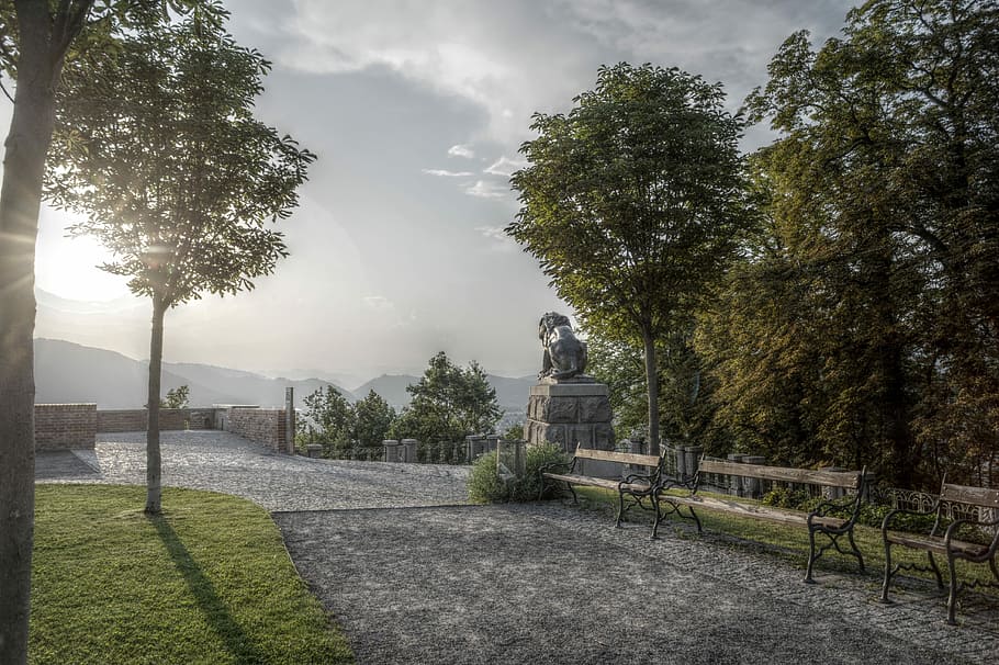 graz, Austràlia, estiria, referència, llocs d'interès, monument, ciutat, hdr, edifici, barri antic, històricament, edat mitjana, margit wallner, capital, important monument de hackers, hackher lion, schlossberg, arbre, a l'aire lliure, dia, una persona, naturalesa, herba, planta, estàtua, escultura, cel, núvol - cel, llum solar, parc, creixement, bellesa a la natura, representació, parc - l'home va fer espai, art i artesania, tranquil·litat, representació humana, color verd, 4K