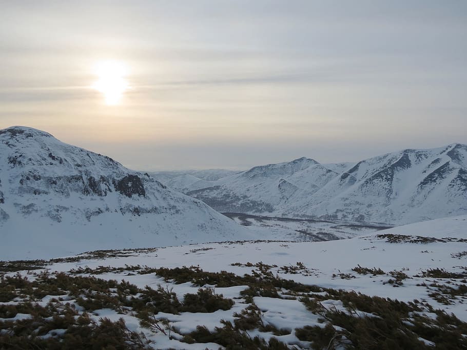 bjerge, kam, skråninger, klipper, sne, sten, højde, åbent rum, højland, natur, turisme, rejse, vind, landskab, plateau, vinter, snedriver, frost, bjerglandskab, halvø, Kamchatka, snefnug, kold, snescooter, aften, tusmørke, solnedgang, himmel, kold temperatur, skønhed i naturen, ro, scenics - natur, rolig scene, bjerg, miljø, idyllisk, sky - himmel, ingen mennesker, snedækket bjerg, ikke-urbane scene, sol, bjergkæde, bjergtop, 1080P