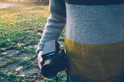 medium format film kamera, mand, medium format film, film kamera, objekter, mennesker, kamera - fotografisk udstyr, fotograf, fotografere, udendørs, en person, fotografering temaer, teknologi, hobbyer, Kvinder, udstyr, bedrift, voksen, livsstil, kaukasisk etnicitet, natur, hunner, jeans, lavt afsnit, afslappet tøj, menneskelig kropsdel, stående, mode, fokus på forgrunden, dag, midsection, tøj, rigtige mennesker, fritidsaktivitet, sweater, tæt på, hånd, varme tøj, menneskelig lem, personlige tilbehør, 4K, CC0, offentligt domæne, royaltyfrie