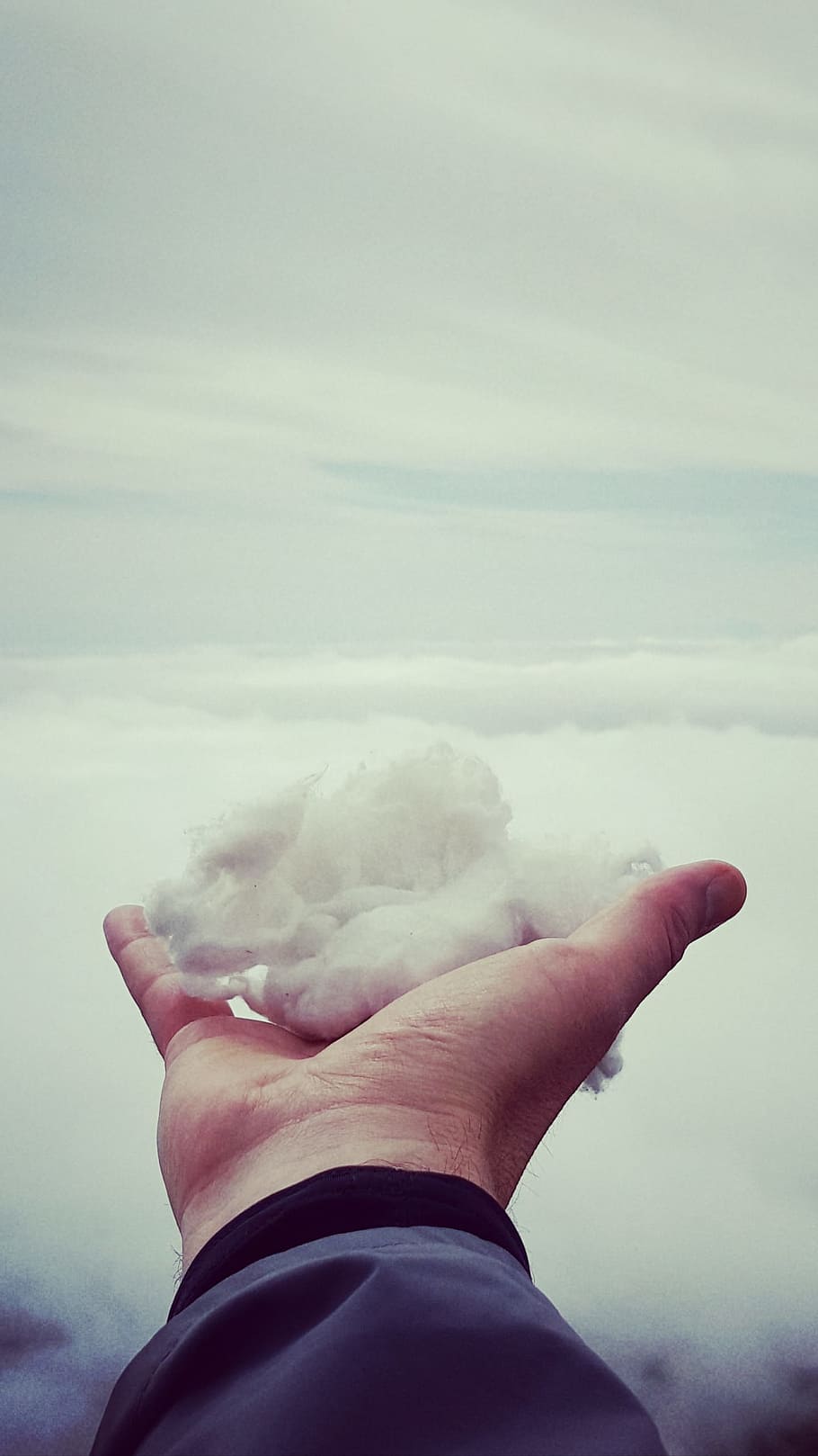 superficiale, fotografia a fuoco, uomo, detenzione, la neve, giorno, persona, bianca, cotone, nuvole bianche, nube, mano, mano umana, natura, cielo, nuvola - cielo, persone, all'aperto, spiritualità, uomini, Cloudscape, una persona, parte del corpo umano, solo un uomo, persone reali, parte del corpo, stili di vita, prospettiva personale, attività di svago, persona irriconoscibile, dito umano, dito, arto umano, 2K