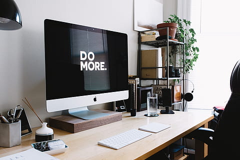 argint imac, tastatură, trackpad, interior, cameră, omul de argint, maro, de lemn, birou, fereastră, desktop-, spațiu de lucru, calculator, tehnologie, ecran, Monitor, Monitorul computerului, în interior, Afaceri, zi, nici o persoana, masa, mobila, comunicare, echipamente de calcul, planta in ghiveci, plantă, conexiune, natură, tastatura, echipamente de iluminat, lampă electrică, 5K, CC0, domeniu public, fără drepturi de autor