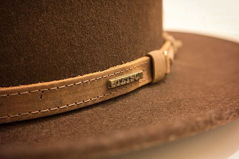 detailní, fotografie, hnědý, víčko, čepice, fedora, západní, stetson, kovboj, kovbojský klobouk, cítil, pokrývky hlavy, hutkrempe, selektivní zaměření, kůže, detail, nikdo, uvnitř, odbornost, jídlo, starý, jídlo a pití, bohatství, kopie prostor, antický, jednoduchost, pozadí, studio shot, podnikání, luxus, hudba, 5K, CC0, veřejná doména, bez autorských práv