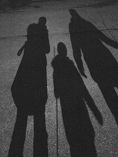 ombra, notte, umano, buio, mistico, nero, umore, gruppo di persone, persone reali, uomini, luce del sole, concentrarsi sull'ombra, solidarieta, natura, donne, strada, persone, vista dall'alto, stili di vita, città, attività di svago, giorno, adulto, mezzi di trasporto, all'aperto, lunga ombra - ombra, 2K, CC0, dominio pubblico, privo di copyright