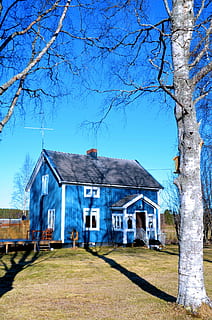 Casa, ultervattnet, ombre, ombra, himmel, betulla, architettura, esterno dell'edificio, struttura costruita, legno - materiale, vecchio, albero, costruzione, natura, cielo, albero nudo, pianta, blu, quartiere residenziale, giorno, luce del sole, cielo sereno, all'aperto, mezzi di trasporto, nessuno, terra, modo di trasporto, 2K, CC0, dominio pubblico, privo di copyright