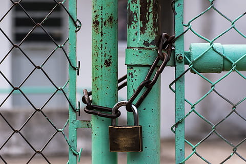 bloqueig, porta, cadena, verd, cable, segur, seguretat, protecció, metall, tanca, tanca d'enllaç de cadena, cadenat, barrera, límit, cap gent, primer pla, dia, centrar-se en primer pla, tancat, a l'aire lliure, rovellat, entrada, exclusió, 5K, CC0, domini públic, lliure de regalies