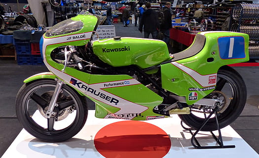 esposizione, giusto, motociclo, vecchi tempi, vecchia moto, modo di trasporto, mezzi di trasporto, comunicazione, veicolo terrestre, testo, sceneggiatura occidentale, persone accessorie, città, cartello, stazionario, giorno, numero, strada, segnale di pericolo, bicicletta, ruota, colore verde, Al dettaglio, 2K, CC0, dominio pubblico, privo di copyright