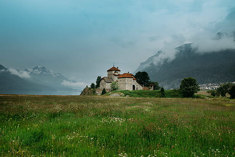 nuvens, campo, alvorecer, luz do dia, grama, pastagem, Planalto, Colina, idílico, panorama, névoa, montanhas, ao ar livre, rural, cenário, cênico, estrutura de pedra, verão, por do sol, arvores, montanha, Igreja, mosteiro, natureza, religião, plantar, crença, estrutura construída, espiritualidade, arquitetura, céu, nuvem - céu, local de culto, exterior do edifício, construção, ninguém, scenics - natureza, meio Ambiente, terra, 4K, CC0, domínio público, royalty free