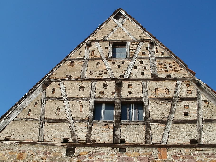 graner, marc de fusta, reilingen, vell, marc, rural, aspre, paret, textura, construcció, grunge, material, resistent, edifici, patró, rústic, casa, exterior, façana, estructura, arquitectura, exterior de l'edifici, estructura construïda, cel, vista d’angle baix, cel clar, finestra, cap gent, dia, blau, naturalesa, abandonat, forma de triangle, a l'aire lliure, llum solar, barri residencial, forma, 1080P