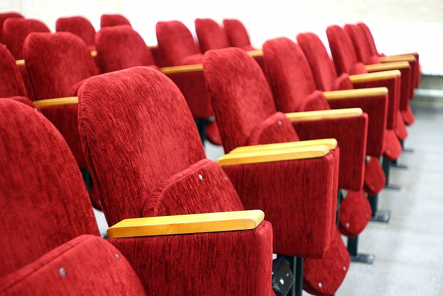 sillas de teatro rojas, rojo, asiento, sala, montaje, cine, lugar, filas, sedentario, liceo, vacío, Ninguno, silla, adentro, en una fila, nadie, material de madera, multi color, gran grupo de objetos, orden, mueble, ausencia, textil, de cerca, negocio, Sillón, repetición, cultura de las artes y entretenimiento, 2K