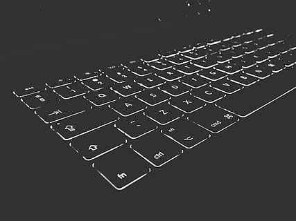 la photographie, clavier d'ordinateur allumé, niveaux de gris, ordinateur, clavier, rétro-éclairage, La technologie, clavier d'ordinateur, clé d'ordinateur, la communication, équipement informatique, lien, personne, partie informatique, à l'intérieur, texte, alphabet, Technologie sans fil, lettre, portable, fermer, vue grand angle, nombre, écriture occidentale, équipement électrique, 2K, CC0, domaine public, libre de droits