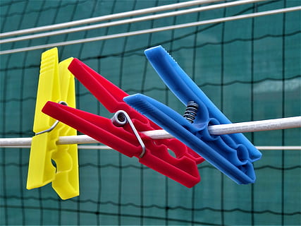 Wäscheklammer, Leine, Farbe, Kreativität, Gelb, keine Leute, Blau, rot, Gruppe von Objekten, Kunststoff, Fokus auf den Vordergrund, hängend, mehrfarbig, Nahansicht, Wäscheleine, Variation, gebaute Struktur, Tag, Wahl, Wäsche, Hausarbeit, die Architektur, Gruppe, 4K, CC0, gemeinfrei, lizenzfrei