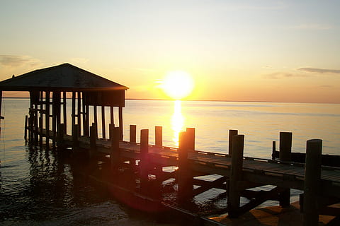 Sonnenuntergang, Dock, Virginia, Chesapeake, Park, Abend, Seebrücke, Boot, Landschaft, Wasser, Himmel, draussen, szenisch, Sommer-, Natur, Sonne, Meer, Ruhe, Schönheit in der Natur, ruhige Szene, gebaute Struktur, Szenen - Natur, Sonnenlicht, die Architektur, Horizont über Wasser, Holz - Material, Horizont, idyllisch, Sonnenstrahl, orange Farbe, keine Leute, draußen, Linseneffekt, Holzpfosten, 2K, CC0, gemeinfrei, lizenzfrei