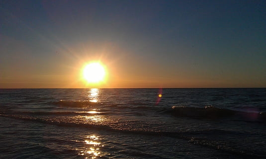 sol, Sol ponent, posta de sol, aigua, cel, mar, cel de la nit, horitzó, horitzó sobre l’aigua, escenics - natura, bellesa a la natura, llum solar, tranquil·litat, escena tranquil·la, reflexió, naturalesa, idíl·lic, flare de la lent, platja, terra, cap gent, a l'aire lliure, brillant, 2K, CC0, domini públic, lliure de regalies