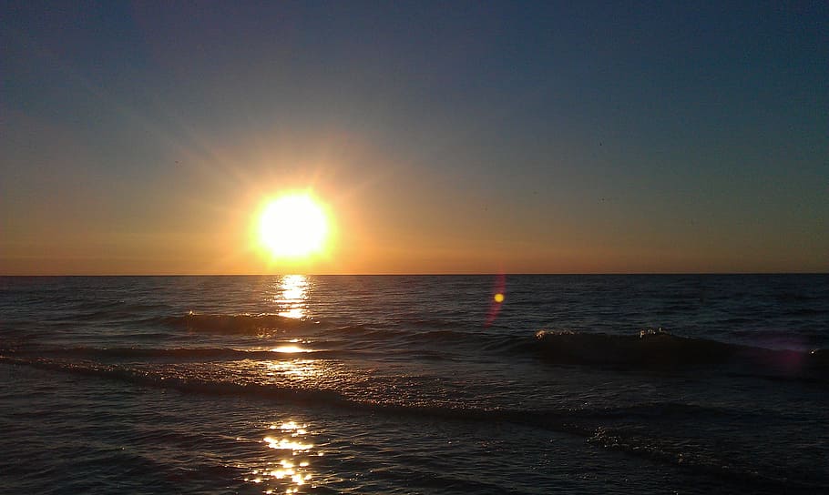sol, Sol ponent, posta de sol, aigua, cel, mar, cel de la nit, horitzó, horitzó sobre l’aigua, escenics - natura, bellesa a la natura, llum solar, tranquil·litat, escena tranquil·la, reflexió, naturalesa, idíl·lic, flare de la lent, platja, terra, cap gent, a l'aire lliure, brillant, 2K