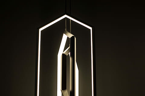 candeeiro de mesa de diamante rotativo, moderno, arte, desenhar, simples, linha, leve, abstrato, Formato, legal, Novo, estrutura, estúdio, produtos, objeto, estratégia, inovação, dentro de casa, porta, Entrada, forma, tiro do estúdio, vidro - material, ninguém, janela, forma geométrica, reflexão, fundo preto, arquitetura, copie o espaço, padronizar, construção, forma triangular, interior de casa, recurso de construção de parede, fechar-se, prateado colorido, 4K, CC0, domínio público, royalty free