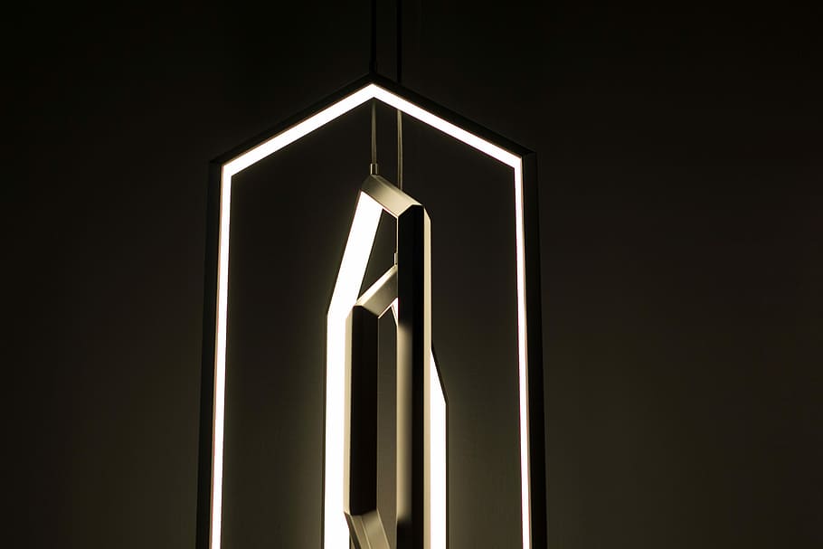 eingeschaltete diamant tischlampe, modern, Kunst, Design, einfach, Linie, Licht, abstrakt, bilden, cool, Neu, Struktur, Studio, Produkt, Objekt, Strategie, Innovation, drinnen, Tür, Eingang, gestalten, Studioaufnahme, Glas - Material, keine Leute, Fenster, Geometrische Figur, Reflexion, schwarzer Hintergrund, die Architektur, kopieren sie platz, Muster, Gebäude, Dreieck Form, Wohngebäude, Wandbau - Funktion, Nahansicht, silberfarben, 4K