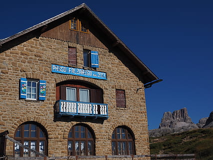 Hotel, hjem, indkvartering, passere, falzarego passet, Dolomitterne, Italien, Sydtyrol, bjerg hotel, bjergrestaurant, arkitektur, bygning udvendig, bygget struktur, blå, bygning, vindue, himmel, skyfri himmel, dag, natur, ingen mennesker, lav vinkel visning, fortiden, historie, gammel, rejsemål, sollys, udendørs, boligområde, religion, 4K, CC0, offentligt domæne, royaltyfrie