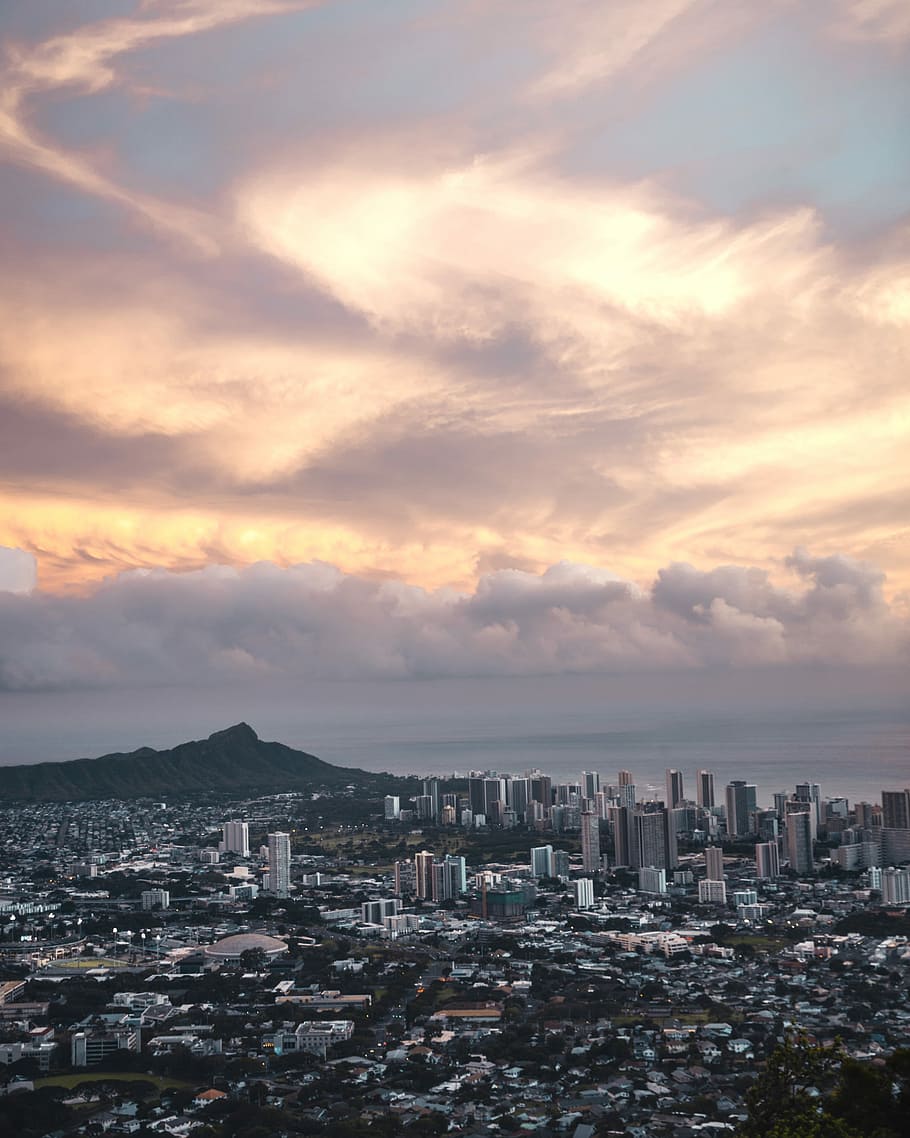 grattacieli, aereo, fotografia, alto, sorgere edifici, nube, città, oceano, mare, città costiera, centro, grattacielo, Cloudscape, metropolitano, tramonto, cielo, cielo rosa, urbano, tropicale, honolulu, bellissimo, notte, sole, arancia, rosso, esterno dell'edificio, architettura, nuvola - cielo, struttura costruita, paesaggio urbano, costruzione, quartiere residenziale, natura, affollato, folla, vista dall'alto, all'aperto, edificio per uffici esterno, destinazioni di viaggio, 2K