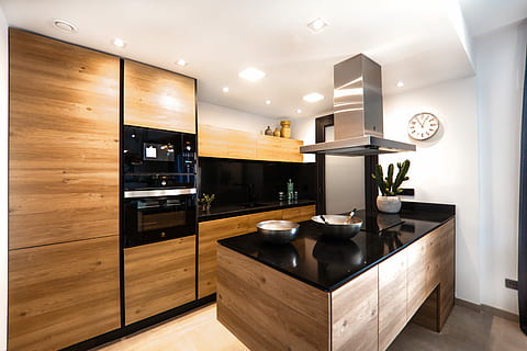 acollidor, cuina, villamartin, sala de cuina, buit, llums, convertit, casa, rellotge, cuina domèstica, habitació domèstica, modern, taulell de la cuina, interior de casa, luxe, riquesa, interior de l'aparador, gabinet, mobles, material de fusta, estufa, sòls, a l'interior, aparell, equipament per a la llar, microones, disseny, forn, cap gent, acer, Molt cansat, fusta, 5K, CC0, domini públic, lliure de regalies
