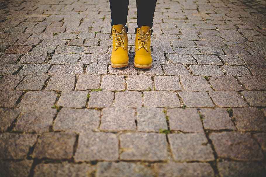 person, iført, Brun, arbejdstøvler, kvinde, stående, grå, mursten gulve, støvle, fødder, brosten, sti, gangbro, fortov, fod, walking boot, vandrestøvle, shoestring, stadig, bukser, sten-, lavt afsnit, menneskelige ben, kropsdel, sko, menneskelig kropsdel, en person, gade, livsstil, by, rigtige mennesker, lemmer, menneskelig lem, dag, menneskelige fod, Kvinder, udendørs, 5K