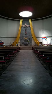 kirke, indre, kryds, lys, belysning, bande, alter, fristed, moderne, metal, gardin, kristen, Kristus, hus for tilbedelse, religion, belyst, arkitektur, indendørs, bygget struktur, rejsemål, nat, vejen frem, belysningsudstyr, retning, transportmidler, rækværk, loft, rejse, tom, ingen mennesker, forbindelse, i en række, faldende perspektiv, bygning, gulve, 2K, CC0, offentligt domæne, royaltyfrie