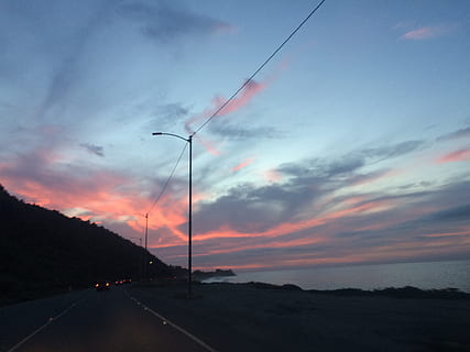 vargas, Etat, Venezuela, ciel, nuage - ciel, transport, route, le coucher du soleil, personne, signe, voiture, la voie à suivre, direction, véhicule à moteur, la nature, beauté dans la nature, mode de transport, électricité, crépuscule, lien, ciel dramatique, paysages - nature, marquage, en plein air, 2K, CC0, domaine public, libre de droits