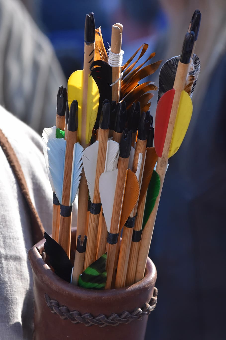frecce, Plumes, indiano, Astuccio, natura morta, avvicinamento, nessuno, grande gruppo di oggetti, concentrarsi sulle conoscenze acquisite, contenitore, in casa, legno - materiale, giallo, giorno, multicolore, scelta, strumento di scrittura, matita, variazione, organizzatore da tavolo, spazzola, tavolo, collezione, arte e artigianato, 5K
