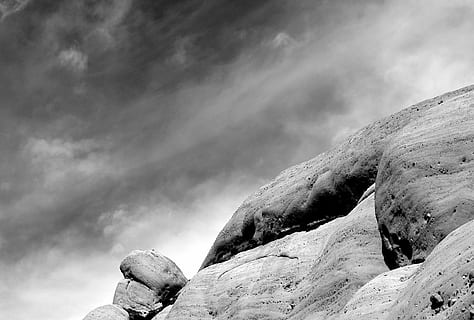 Graustufenfotografie, Berg, grau, Rahmen, Beton, Hügel, Himmel, Wolke, Rock, Felsblock, Stein, wolke - himmel, solide, Natur, Rock - Objekt, Schönheit in der Natur, Ruhe, Tag, Szenen - Natur, eine Person, ruhige Szene, Freizeitbeschäftigung, Nicht-städtische Szene, Aktivität, draußen, Männer, 2K, CC0, gemeinfrei, lizenzfrei
