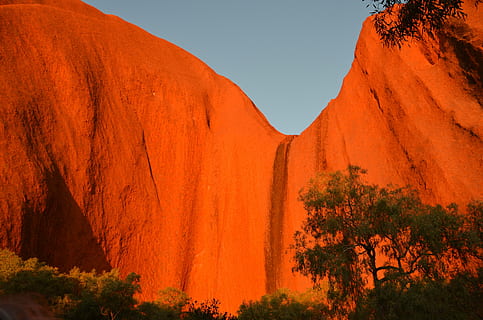 uluru, Roca roja, aborigen, Australia, árbol, roca - objeto, rock, paisajes - naturaleza, planta, belleza en la naturaleza, naturaleza, nadie, cielo, sólido, paisaje, ambiente, formacion de roca, tranquilidad, escena no urbana, escena tranquila, tierra, viaje, destinos de viaje, color naranja, al aire libre, arenisca, Semi árido, clima, clima árido, erosionado, 4K, CC0, dominio público, libre de derechos