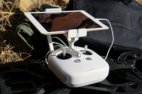 guld ipad, quadcopter controller, fjernbetjening, ipad, signal, flyvningen, Dji, drone, transmission, downlink, kontrollere, video, teknologi, ingen mennesker, tæt på, indendørs, stilleben, fokus på forgrunden, høj vinkel visning, forbindelse, beskadiget, dag, kunstkultur og underholdning, elektrisk udstyr, gulve, kabel, bord, forældet, natur, plante, hører efter, 5K, CC0, offentligt domæne, royaltyfrie