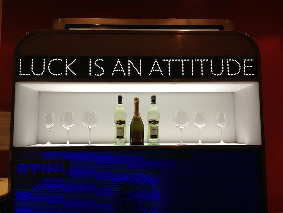 slogan, barra, publicitat, sort, actitud, positiu, èxit, bo, optimista, pensar, negocis, paraula, blanc, contenidor, ampolla, a l'interior, cap gent, prestatge, text, guió occidental, beure, refresc, menjar i beguda, tir de l'estudi, alcohol, ordre, primer pla, natura morta, fons de colors, arranjament, grup mitjà d'objectes, grup d'objectes, equipament per a la llar, missatge, 1080P