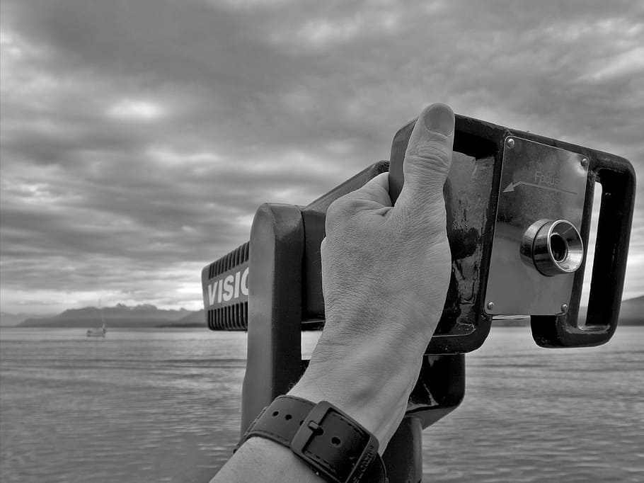 vista, lago, cielo, natura, acqua, paesaggio, all'aperto, scenario, riflessione, lago di montagna, fiume, destinazione, stagno, sfondo di acqua, chiaro, macchina fotografica - attrezzatura fotografica, Fotografare, mare, nuvola - cielo, temi fotografici, mano umana, una persona, parte del corpo umano, tecnologia, mano, detenzione, parte del corpo, prospettiva personale, binocolo, persone reali, avvicinamento, dito, videocamera domestica, le riprese, 4K