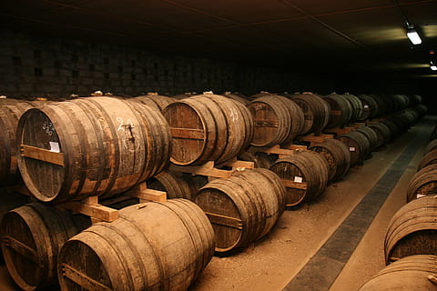 mucchio, Marrone, lotto di botte di vino, Conservazione, Cognac, raro, vecchio, Vintage ▾, botti, vino, cantina, rinfresco, barile, botte di vino, alcool, bere, vinificazione, azienda vinicola, cibo e bevande, legno - materiale, grande gruppo di oggetti, cilindro, in casa, industria, pila, magazzino, di fila, attività commerciale, ripostiglio, nessuno, buio, 2K, CC0, dominio pubblico, privo di copyright