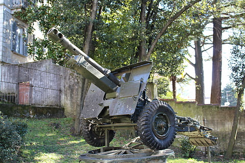 armă, arme, conflict, tun, al doilea razboi mondial, război, armamente, copac, plantă, zi, teren, transport, mijloc de transport, natură, camp, nici o persoana, în aer liber, creştere, vehiculul terestru, roată, arhitectură, mașini, militar, abandonat, utilaje agricole, Culoarea verde, mașini agricole, 5K, CC0, domeniu public, fără drepturi de autor