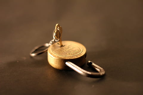 cadenas doré, gris, métal, clé, cadenas, débloqué, fermer à clé, or, Fermer, Sécurité, ouvrir, protection, sûr, garantir, mot de passe, protéger, intimité, accès, sauvegarde, couleur or, prise de vue en studio, à l'intérieur, fond coloré, la finance, personne, objet unique, antique, nature morte, affaires, table, vieux, accessibilité, mise au point sélective, laiton, pièce de monnaie, un tire-bouchon, orné, couleur argentée, 5K, CC0, domaine public, libre de droits