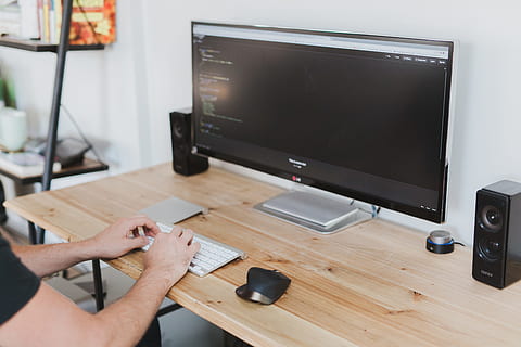 Person, halten, Apple Magic Keyboard, Computer, Schreibtisch, Arbeit, Geschäft, Büro, Tippen, Kodierung, Programmierung, Code, Monitor, menschliche Hand, menschliches Körperteil, Hand, Technologie, eine Person, Tabelle, drinnen, Computerausrüstung, Erwachsene, Möbel, Männer, Computerbildschirm, Arbeiten, Kommunikation, Körperteil, Computermaus, menschliches Glied, 5K, CC0, gemeinfrei, lizenzfrei