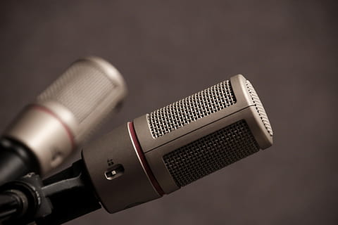 tona, dos, gris, micròfons de condensador, micròfon, electrònica, estudi, registre, àudio, musik, música, so, estèreo, mikrofon, parlar, podcast, cantant, tecnologia, Dispositiu d'entrada, equip de gravació de so, equip d’àudio, primer pla, comunicació, a l'interior, equipament, tir de l'estudi, soroll, cultura i entreteniment artístic, sol objecte, connexió, cap gent, estudi de gravació, metall, fons negre, color plata, estació de ràdio, discurs, 5K, CC0, domini públic, lliure de regalies