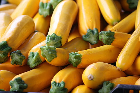 dovlecel galben, legume, suc de fructe, mancare si bautura, alimente, mâncat sănătos, vegetal, banană, prospeţime, bunăstare, piaţă, galben, cu amănuntul, grup mare de obiecte, stand de piață, alegere, de vânzare, organic, Afaceri, a închide, variație, nici o persoana, abundenţă, natură moartă, afișare cu amănuntul, copt, 4K, CC0, domeniu public, fără drepturi de autor